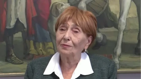 "Isekao joj je ruku i uneo joj se u lice" Jezivi detalji napada na Angelinu Vučić: Blokaderi je kukavički okružili kao čopor, oteli torbu i opsovali sina!