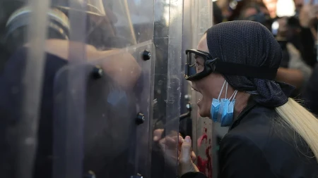Ko učestvuje u nasilnim demonstracijama - kazna 5.500 evra! Rama lupio šakom o sto