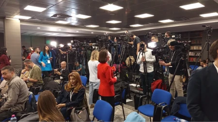 "Alo!" u štabu liste "Aleksandar Vučić - Ujedinjena Srbija", prisitižu zvaničnici, prisutan ogroman broj medija