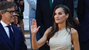 Šta da se radi, svima se desi, okliznula se i "tras": Kraljica Leticija pala na palubi tokom službene posete