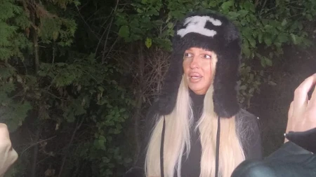 Karleuša stigla na glasanje, utegla se, a na glavi skupocena kapa: Novi dečko se ne odvaja od nje (VIDEO)