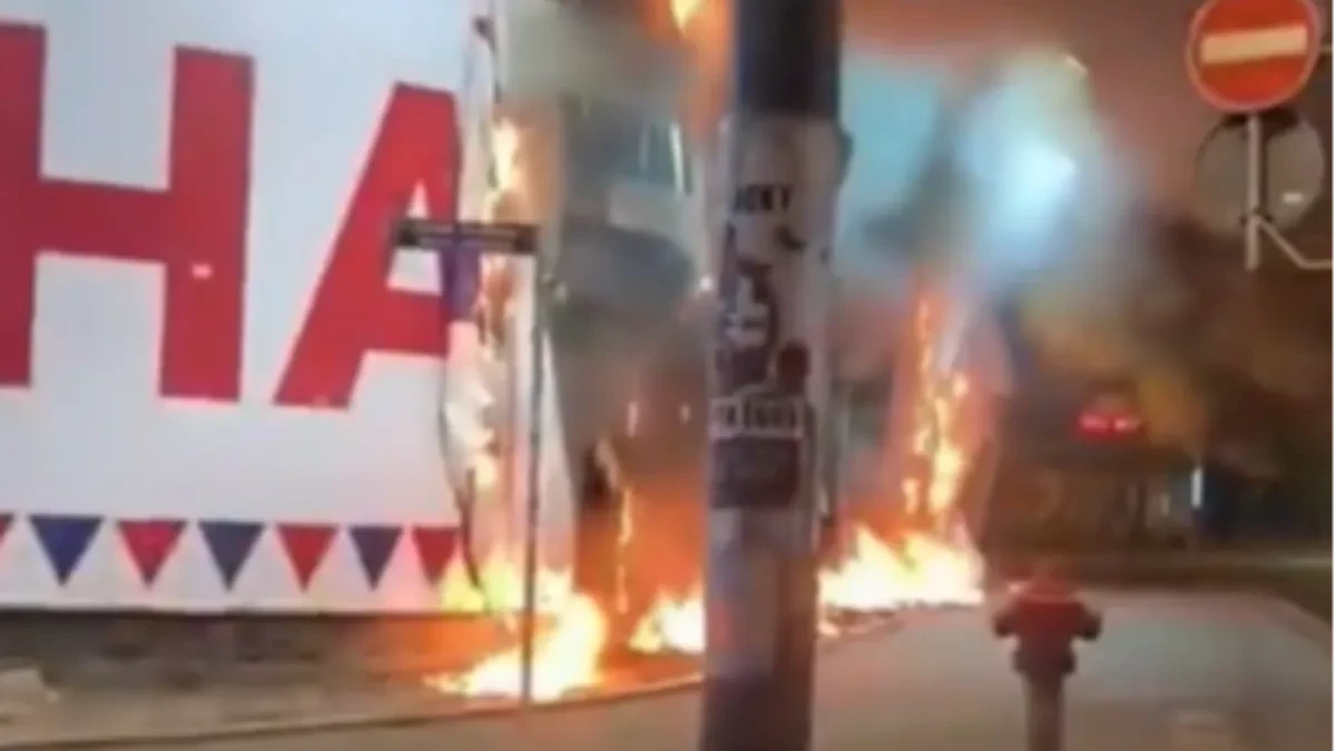 Blokaderi počeli da pale Beograd: Zapaljen veliki bilbord "Ujedinjena Srbija" kod Hrama Svetog Save (VIDEO)