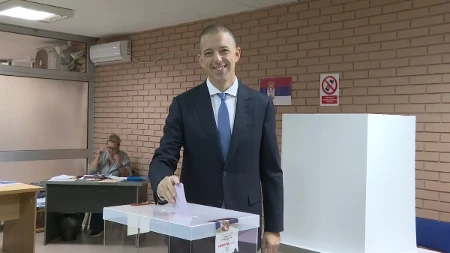Ministar spoljnjih poslova u tehničkom mandatu Marko Đurić glasao na Vračaru