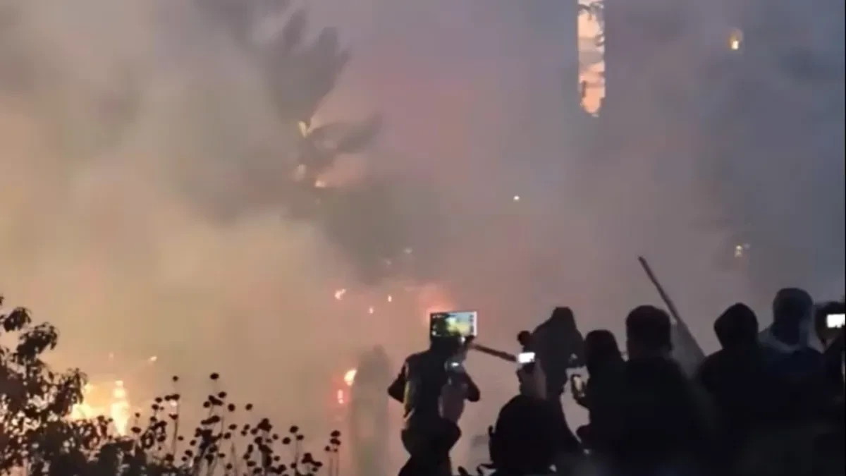 Molotovljevi kokteli, suzavac i gumeni meci! Požari bukte širom Tirane, stvari potpuno izmiču kontroli (VIDEO)