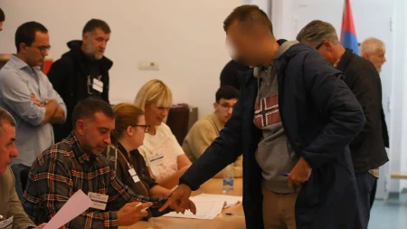 Brutalno kršenje izborne tišine na sred biračkog mesta! Ubacuje listić, kezi se i pokazuje OVO