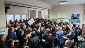 Neverovatne scene sa biračkih mesta na kojima glasaju Srbi s Kosmeta: Gužve već i pre otvaranja biračkih mesta!