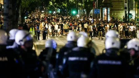 Divljački napad na policiju! Pristalice "Studentske liste" štanglama i kamenjem na organe reda: Polomljena stakla, vozila opkoljena!
