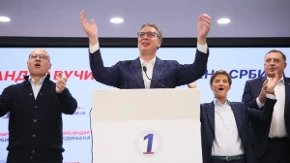 "Diktator" je opet pobedio: Pričali su da će pucati na narod, a Vučić izašao na binu, priznao poraz i zapevao!