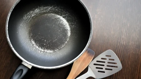 Izgreban tiganj mi opet bude kao nov: Kuma mi je pokazala trik koji je čudo!