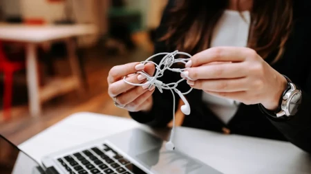 Kablovi slušalica se stalno mrse u torbi? Jednostavan trik može da reši problem