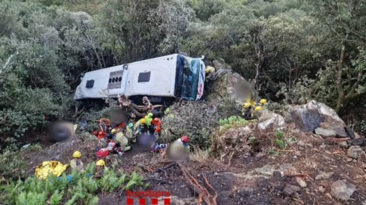 Autobus sleteo u provaliju: 87 povređenih, devetoro se bori za život, stravična nesreća u Španiji!