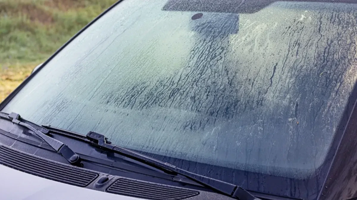 Kako najbrže odmagliti stakla u automobilu? Izbegnite ovu čestu grešku