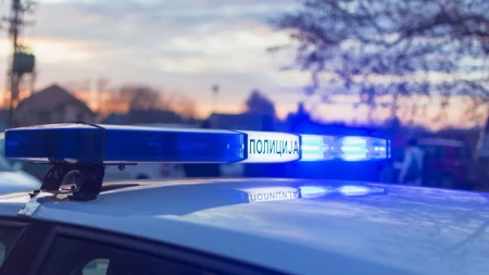 Prevrnuo se minibus kod Novog Pazara: Vozilo zakucano uz ogradu, nastao saobraćajni kolaps!