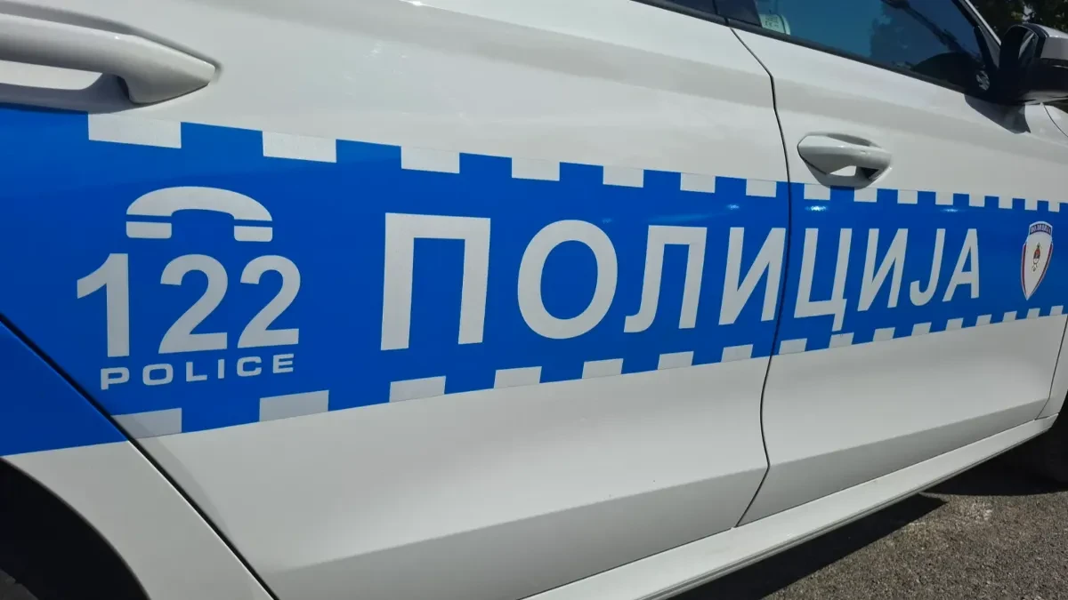 Dva vozila potpuno uništena u požaru: Policija blokirala ulicu zbog uviđaja