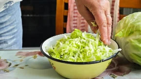 Tajna savršene kupus salate: Zaboravite rende i nož, ova alatka iz fioke seče ono što ruka ne može