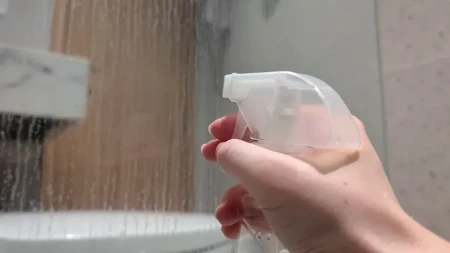 Kako da tuš kabina bude čista bez sumanutog ribanja? Samo napraskajte ovo posle tuširanje, skida sve + miriše