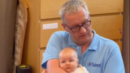 Mnogi roditelji ovako nose bebu, a ne obraćaju pažnju na njenu glavu: Fizioterapeut pokazao tri pravilna položaja