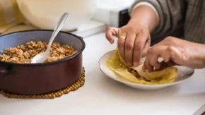 Lažna sarma gotova bez mukotrpnog uvijanja - tajna je u slaganju sastojaka u tepsiju