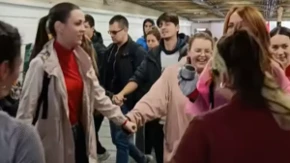 Grupa ljudi kreči podzemni prolaz na Zelenom vencu