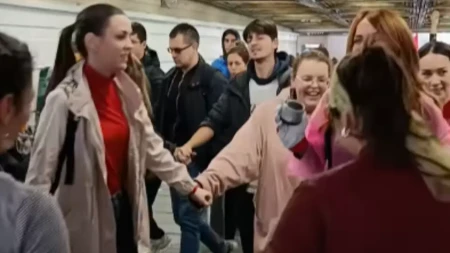Grupa ljudi kreči podzemni prolaz na Zelenom vencu
