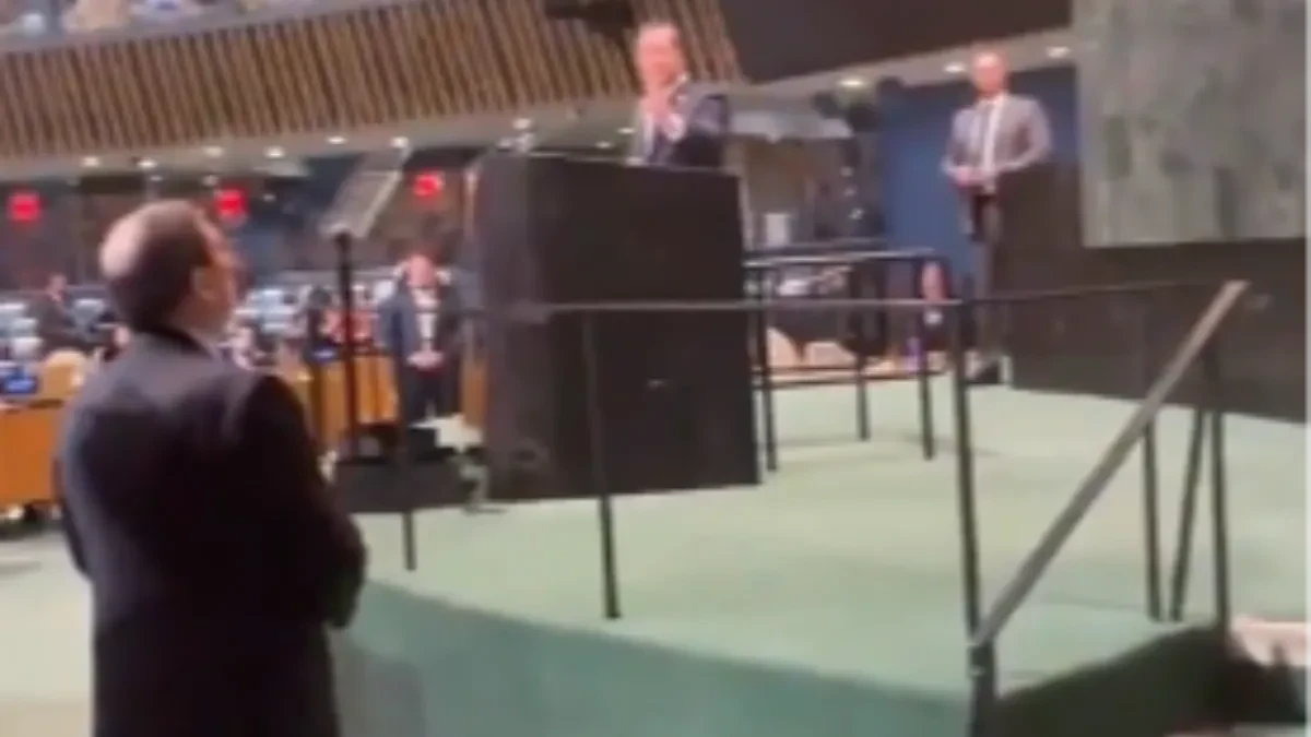 „Lažove!“ Haos usred Ujedinjenih nacija! Kubanski ministar krenuo na Amerikanca, delegati udarali po stolovima (VIDEO)