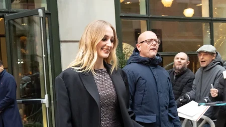 Ko je ova žena? Glumicu ne prepoznaju na ulici otkako se ofarbala u crno