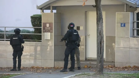 Specijalci s dugim cevima čuvaju ambasadu! Srbija pod crvenim alarmom (FOTO/VIDEO)