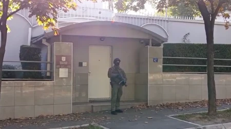 Specijalci s dugim cevima čuvaju ambasadu! Srbija pod crvenim alarmom