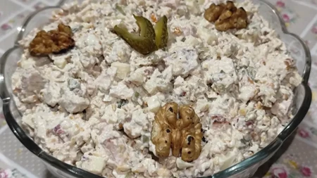 Zaboravite na rusku: Ova salata sa piletinom, sirom i orasima će biti pravo osveženje na slavskoj trpezi