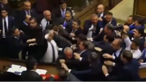 Masovna tuča u skupštini Jermenije! Letele pesnice i flaše (VIDEO)