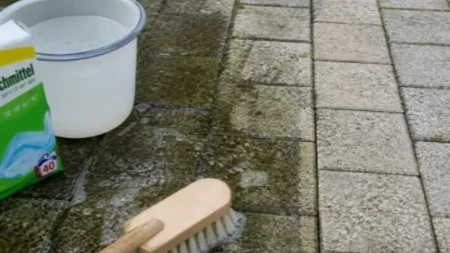 Pocrnele ploče u dvorištu ponovo mogu da zablistaju: Britanci sipaju ovo iz kupatila i ostavljaju 10 minuta