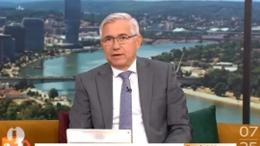 Smenjeni urednik RTS-a Zoran Stanojević je jutros vodio Jutarnji program: Evo kako se ponašao pred kamerama