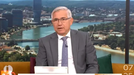 Smenjeni urednik RTS-a Zoran Stanojević je jutros vodio Jutarnji program: Evo kako se ponašao pred kamerama