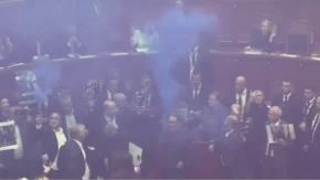 Baklje gorele u parlamentu Albanije! Opozicija blokirala skupštinu, Rama traži suspenziju Beriše i još šest poslanika