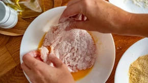 Italijanke pohuju piletinu skroz drugačije od nas: Uopšte ne koriste brašno, već specijalnu namirnicu zbog koje korica bude savršeno hrskava