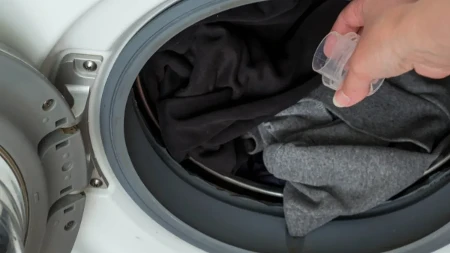 Crna odeća blista kao nova: Dodajte ova 2 sastojka u mašinu i sačuvajte joj boju