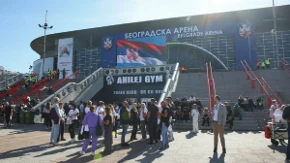 "Samo lud čovek ne vidi koliko je Vučić uradio za Srbiju" Ekipa Alo! sa građanima pred spektakl u Areni (VIDEO)