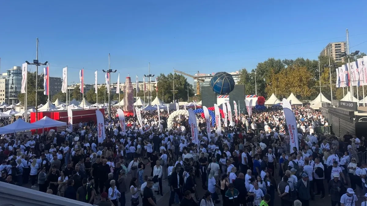 Reke ljudi ka Areni: Atmosfera se zahuktava pred početak velikog skupa