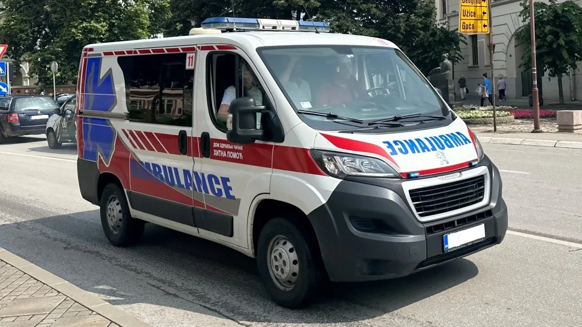 Brutalan obračun u Čačku: Sumnja se da su otac i sin pretukli muškarca, sav krvav prebačen u bolnicu, prvi snimak užasa (FOTO)