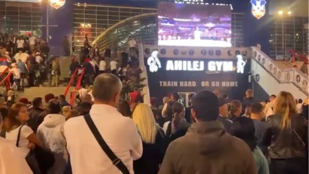Arena je prepuna, igla nema gde da padne! Ogroman broj ljudi nije uspeo da uđe, pažljivo slušaju govor Vučića