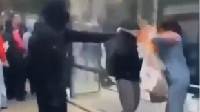 Talas nasilja na protestima francuskih srednjoškolaca, ženi spaljeno lice bacačem plamena!