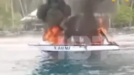 Eksplodirao brod, Rusi poskakali u more! Kapetan zadobio opekotine (VIDEO)