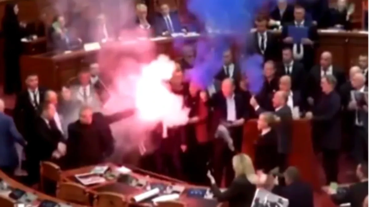 Haos u Albaniji ne jenjava! Opozicija zapalila baklje u skupštini, Rama ponovo pozvao na dijalog (VIDEO)