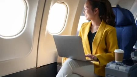 Stjuardese upozoravaju putnike: Ovih 8 stvari nikako ne ostavljajte u pregradi avionskog sedišta!