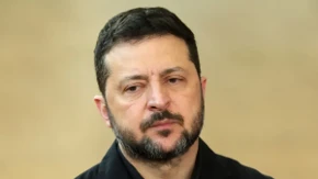 Ko zapravo drži Zelenskog na vlasti?! Američki pukovnik izneo teške tvrdnje: „Oni ga štite!“