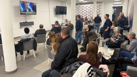 Građani širom Srbije prate obraćanje Vučića