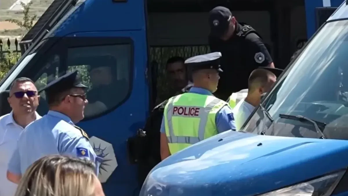 Kurti udario na Srbe tokom noći! Zatvoreni lokali u Zvečanu i Kosovoskoj Mitrovici, ljudi isterani napolje!