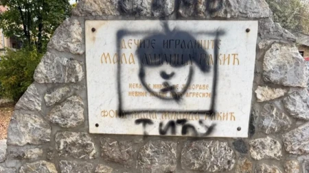 Osvanuo grafit na spomen-ploči Milici Rakić