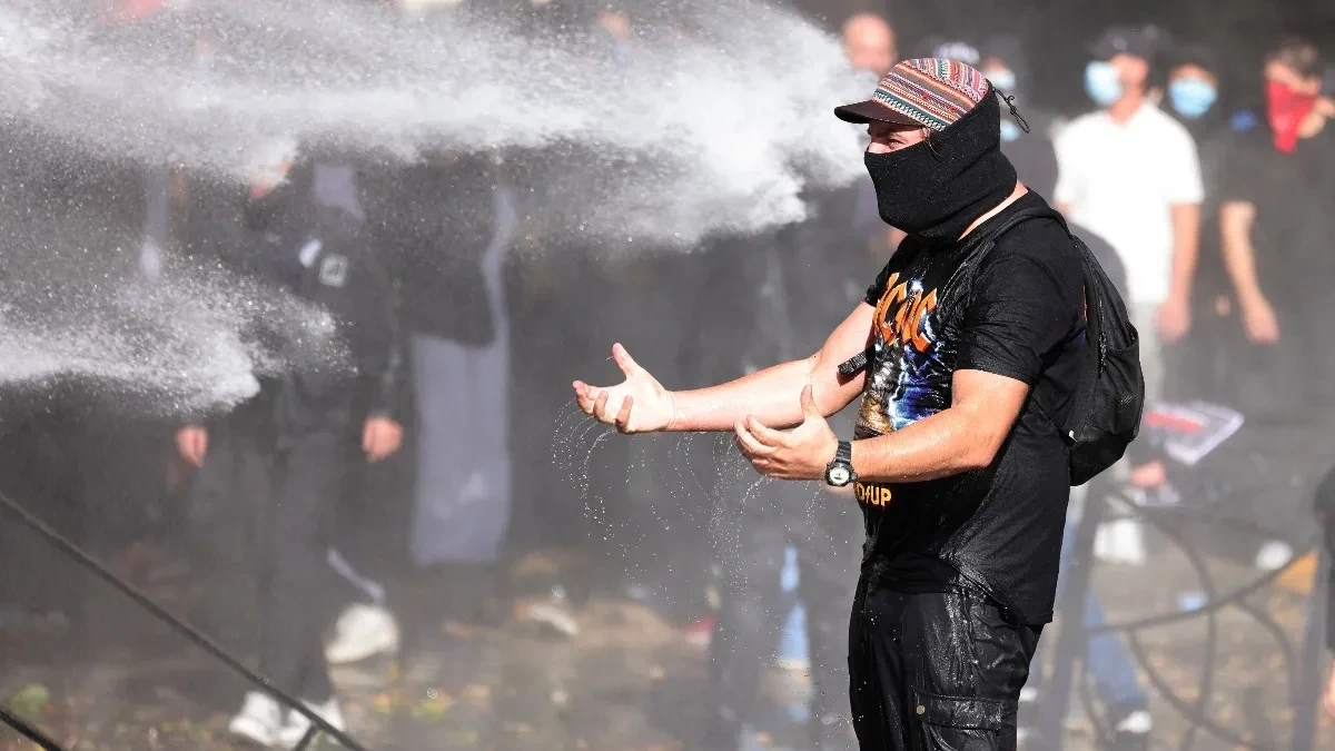 Totalni haos u Albaniji već 19 dana zaredom! Demonstranti zasuli policiju kišom kamenica i vatrenim bombama, pa krenuli na zgradu Vlade!