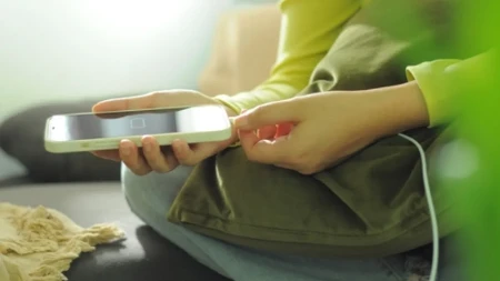 Telefon neće da se puni? Pre nego što odete u servis, proverite ovu sitnicu koju skoro svi zanemaruju